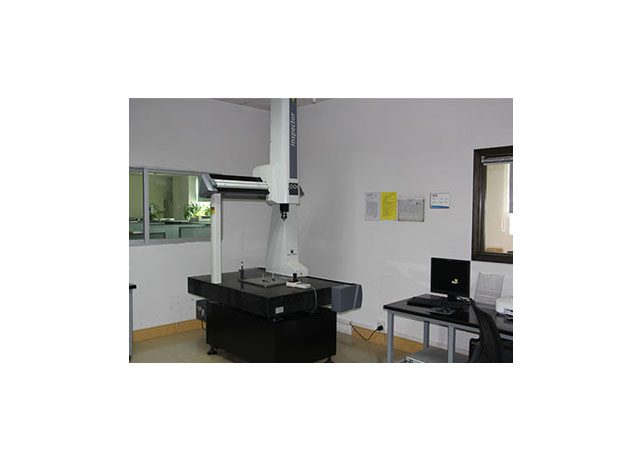 工程師審圖排除問(wèn)題，先進(jìn)檢測(cè)設(shè)備保證品質(zhì)