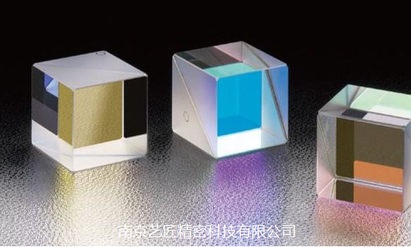 <strong>新科技：精密加工生產用于推進信息技術的微型光導立方體</strong>